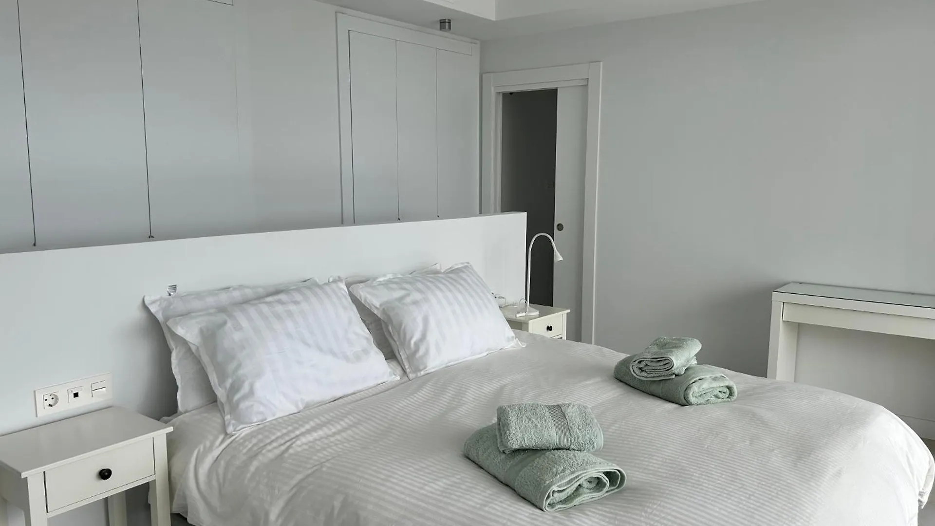 Spacious Beach House In Malaga-Cala De Mijas, Amazing See View, 3 Bedroom, Garden & Common Pool Vakantiehuis
