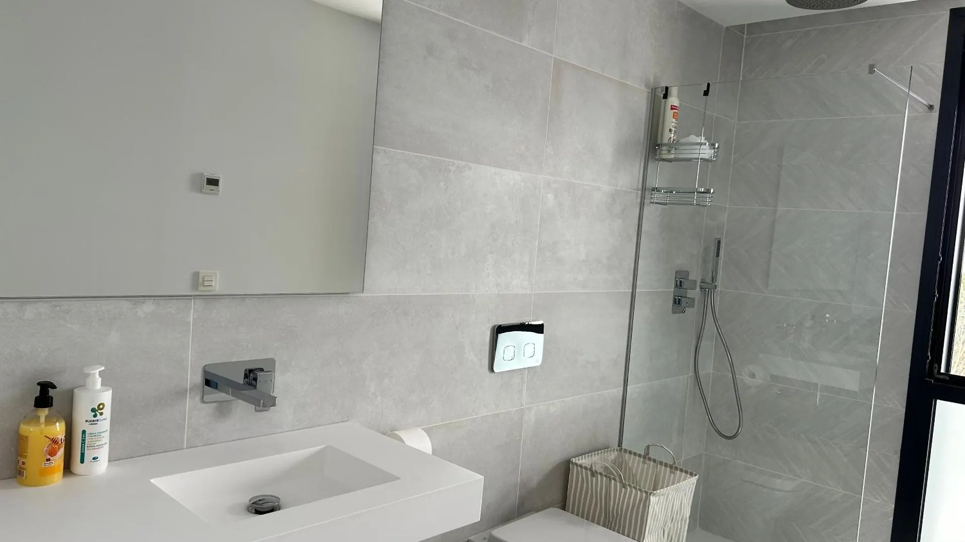 Vakantiehuis Spacious Beach House In Malaga-Cala De Mijas, Amazing See View, 3 Bedroom, Garden & Common Pool