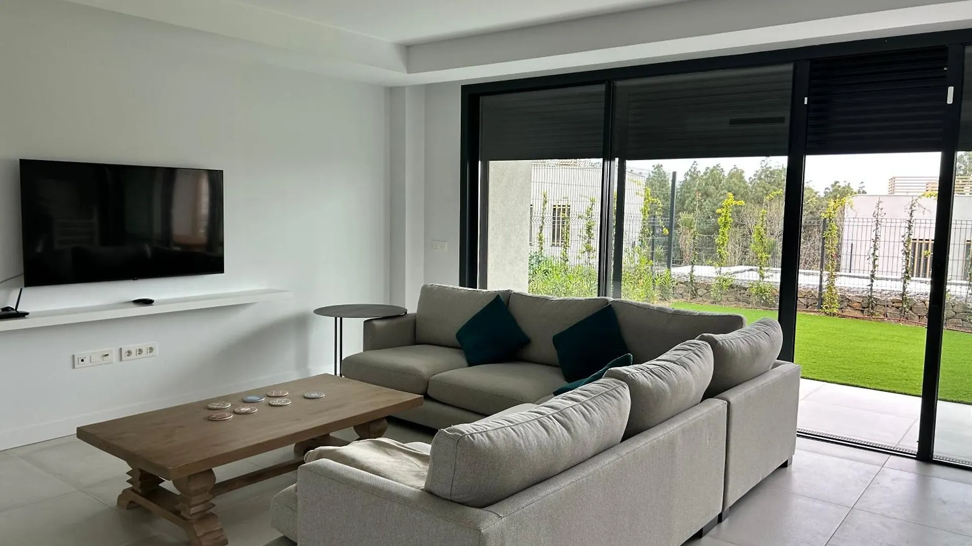 Vakantiehuis Spacious Beach House In Malaga-Cala De Mijas, Amazing See View, 3 Bedroom, Garden & Common Pool